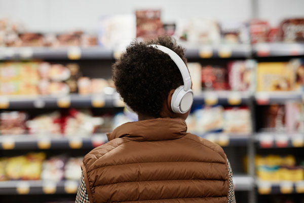 Radio reaches grocery shoppers as they deal with a volatile economy